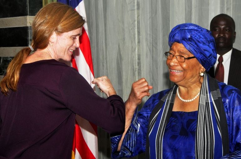 La embajadora de EEUU ante Naciones Unidas, Samantha Power, saluda a la presidenta de Liberia, Ellen Johnson Sirleaf, al modo ya conocido como &quot;apretón de manos del ébola&quot; durante su visita a ese país