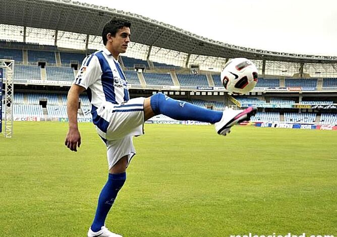 Diego Ifran posa para los medios el día de su presentación con la Real.