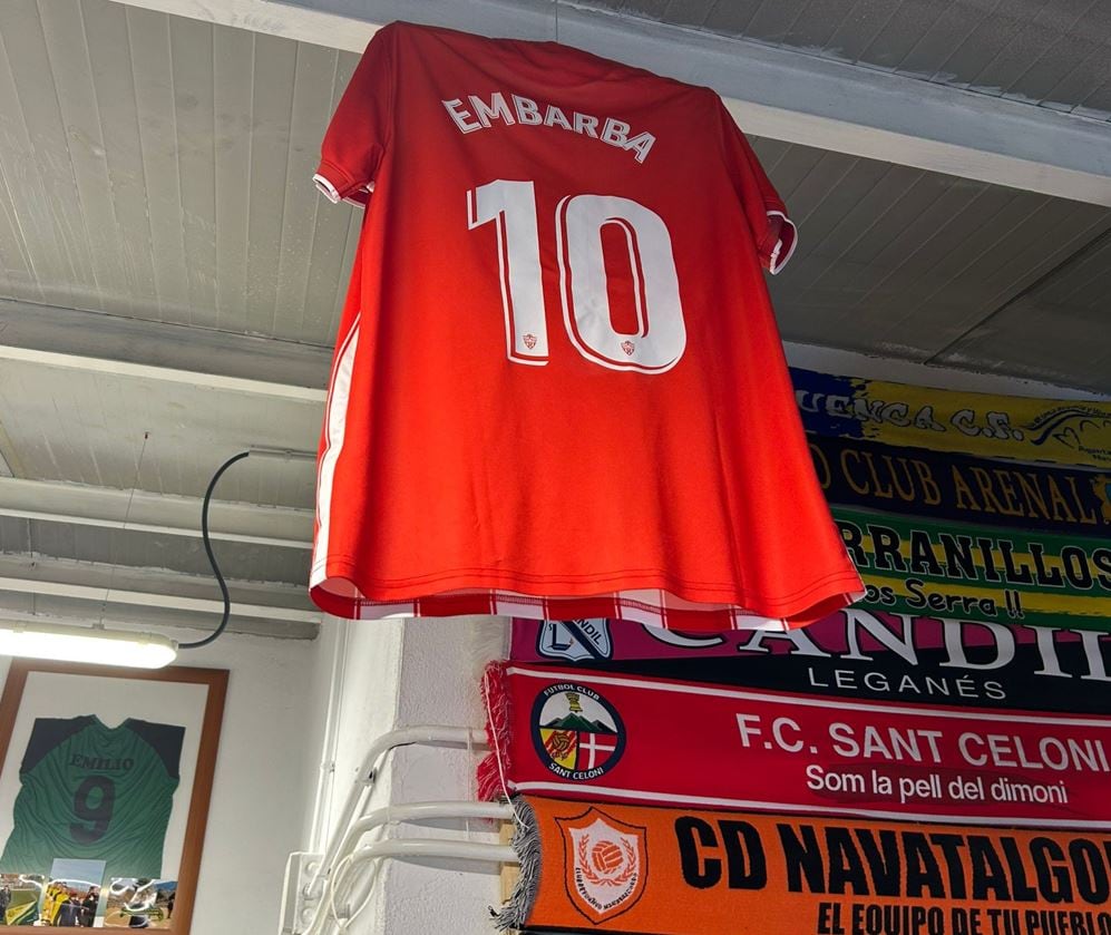 Una camiseta de Embarba luce en el municipio de Serranillos.