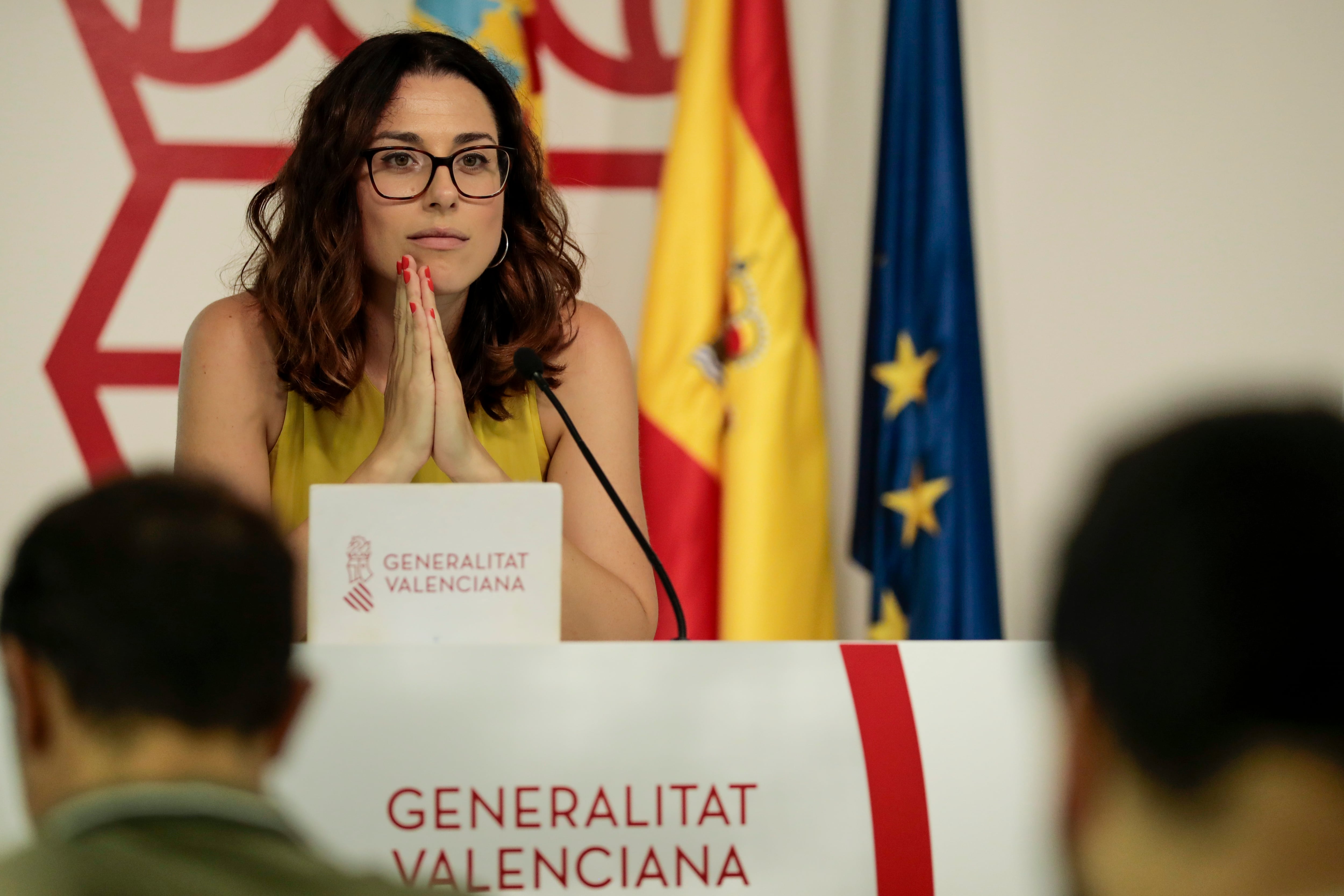 La vicepresidenta y portavoz del Gobierno valenciano, Aitana Mas, durante la rueda de prensa tras el pleno del Consell que se ha reunido de forma extraordinaria para aprobar medidas concretas de ayudas a los afectados por los graves incendios forestales que ha sufrido la Comunitat Valenciana este verano.