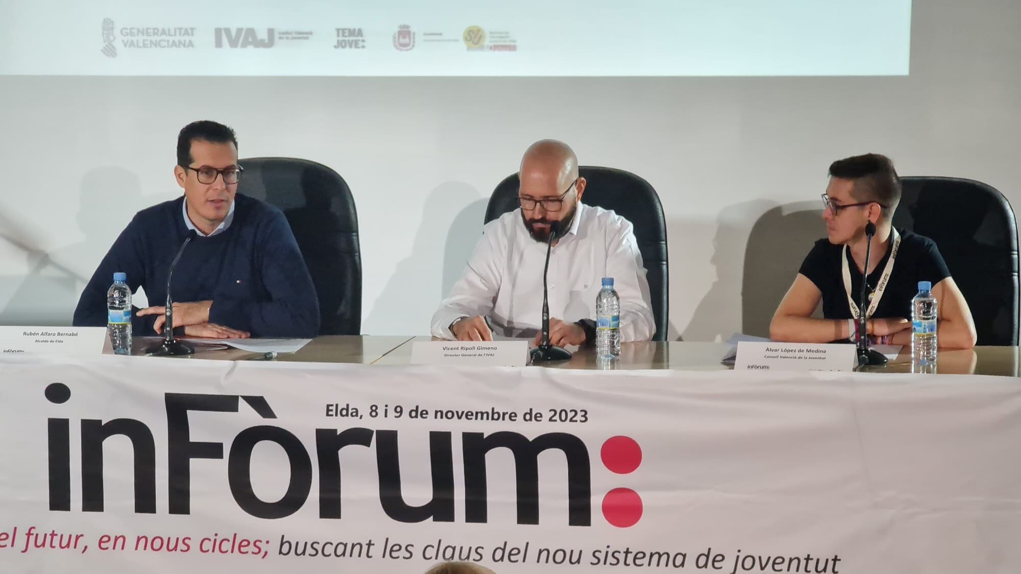 Rubén Alfaro, alcalde de Elda, junto al director general del Instituto Valenciano de la Juventud, Vicent Ripoll y el presidente del Consell Valenciano de la Juventud, Álvar López de Medina