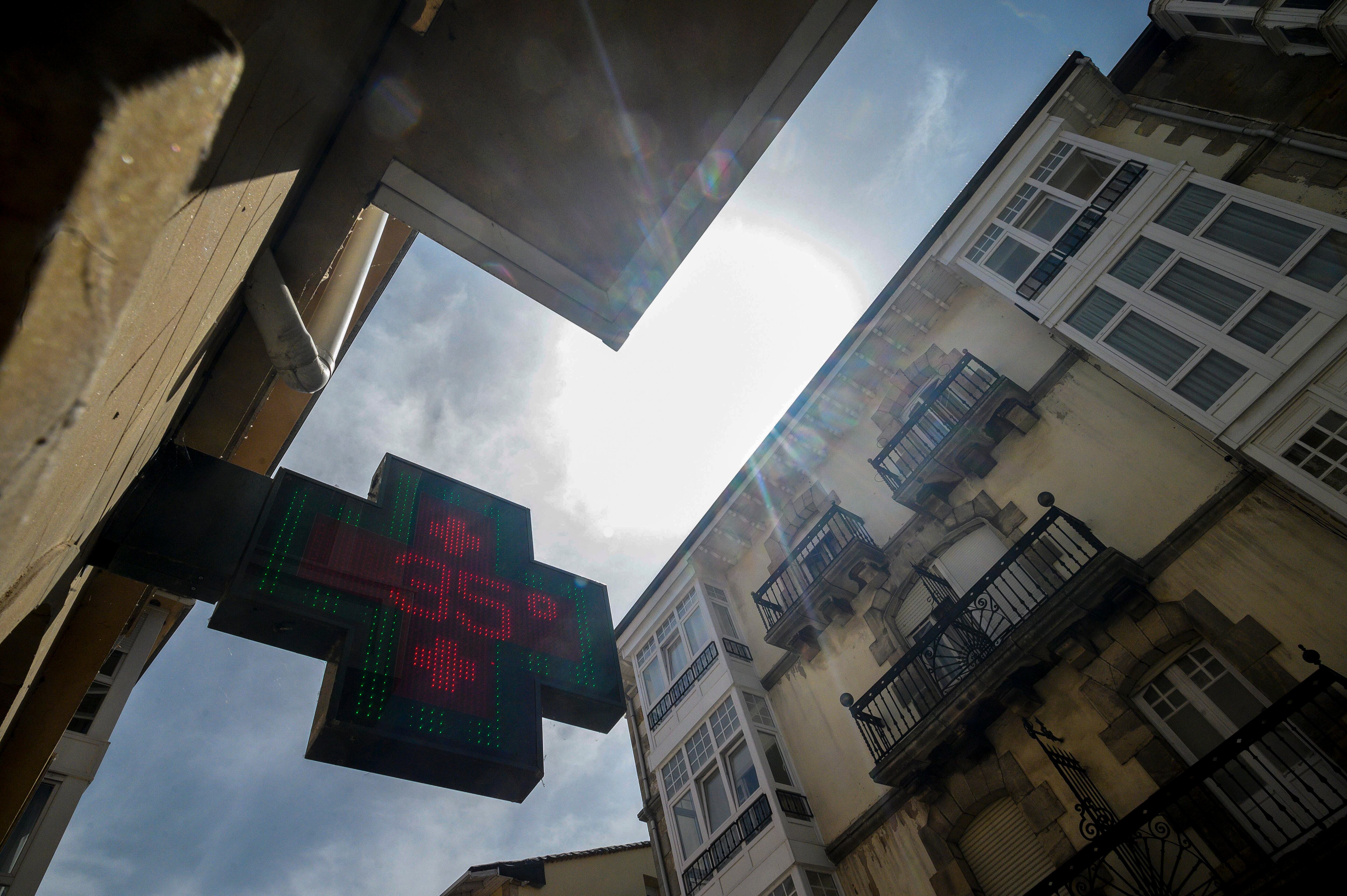 Un termómetro marca 35 gradosen una calle de Reinosa.