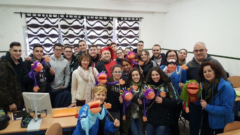 Un momento del encuentro que han mantenido alumnos y profesores con los promotores de &quot;Por Una Sonrisa&quot; en el IES Hostelería.