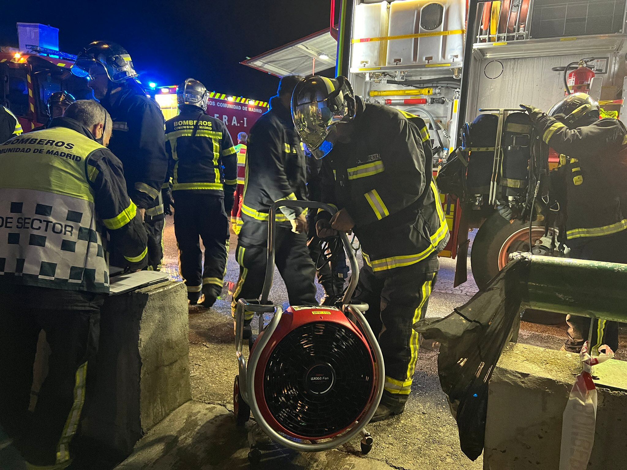 Las tareas de los Bomberos se han centrado en la ventilación de los sótanos muy afectados por el humo y en comprobar nadie en el interior