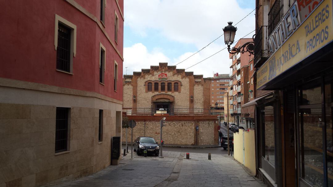 Al fondo el Mercado de Abastos