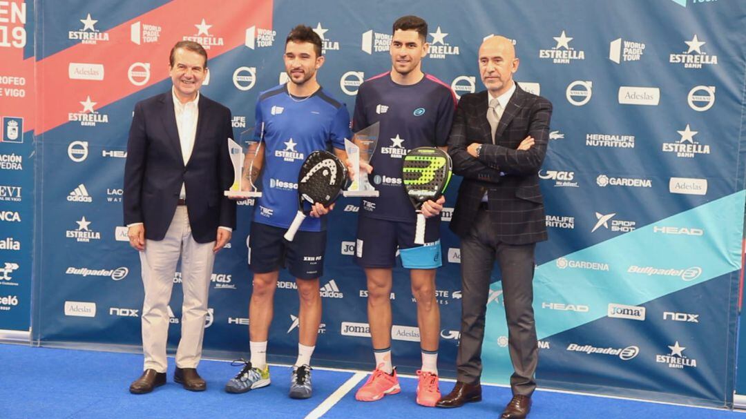 La pareja ganadora, en el centro, con el trofeo 