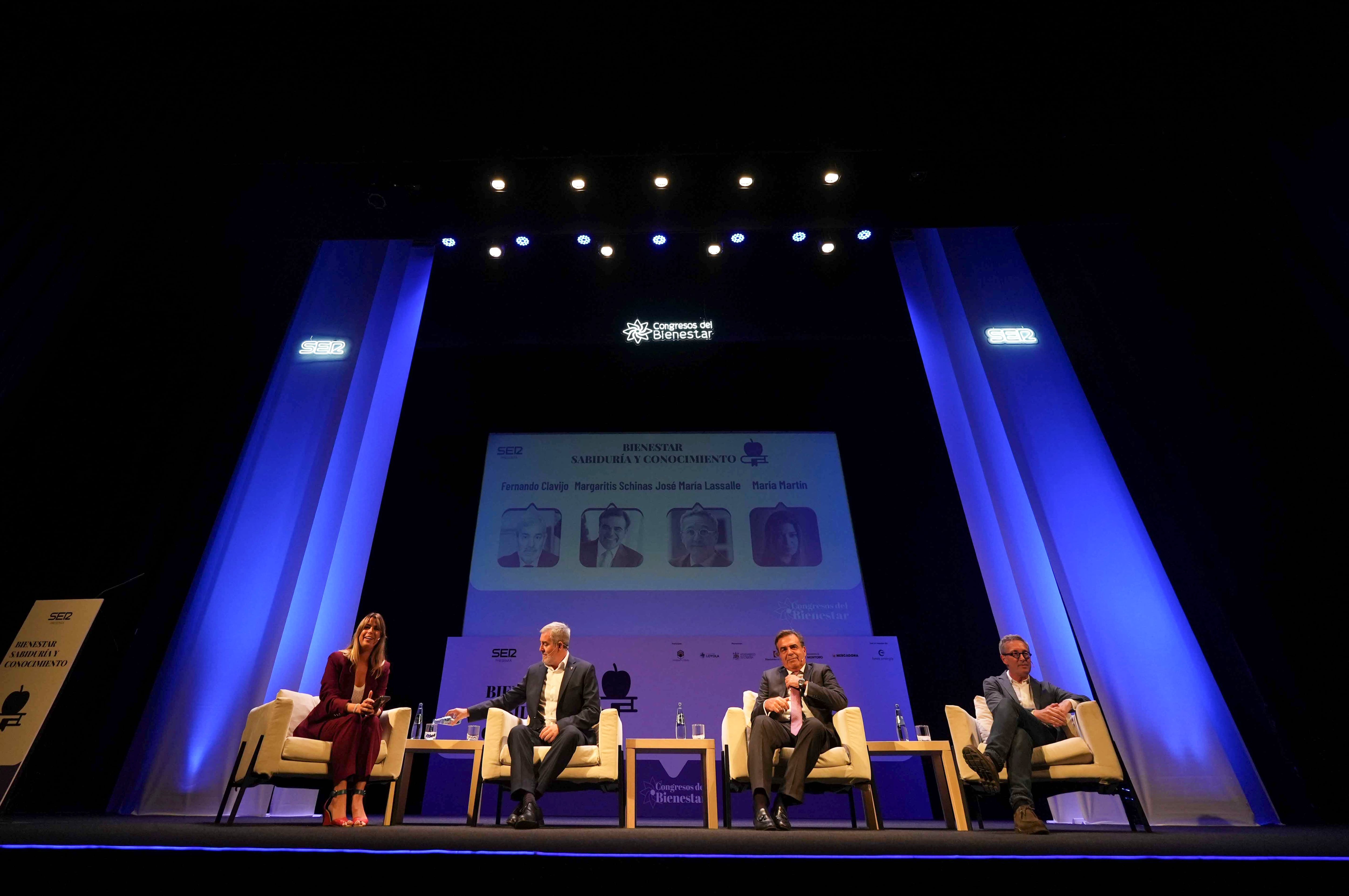 CÓRDOBA, 04/10/2025.-El presidente de Canarias, Fernando Clavijo, junto al político griego y exvicepresidente de la Comisión Europea Margaritis Schinas y el ensayista José María Lassalle, durante su participación en el diálogo moderado por María Martín en el congreso ?Sabiduría y Conocimiento?, que se celebra en Córdoba del 3 al 5 de octubre y abordará temas como la democracia, la geopolítica o la crisis migratoria.- EFE / Rafa Alcaide