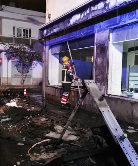 Uno de los bomberos de Lanzarote retirando losetas del edificio afectado.