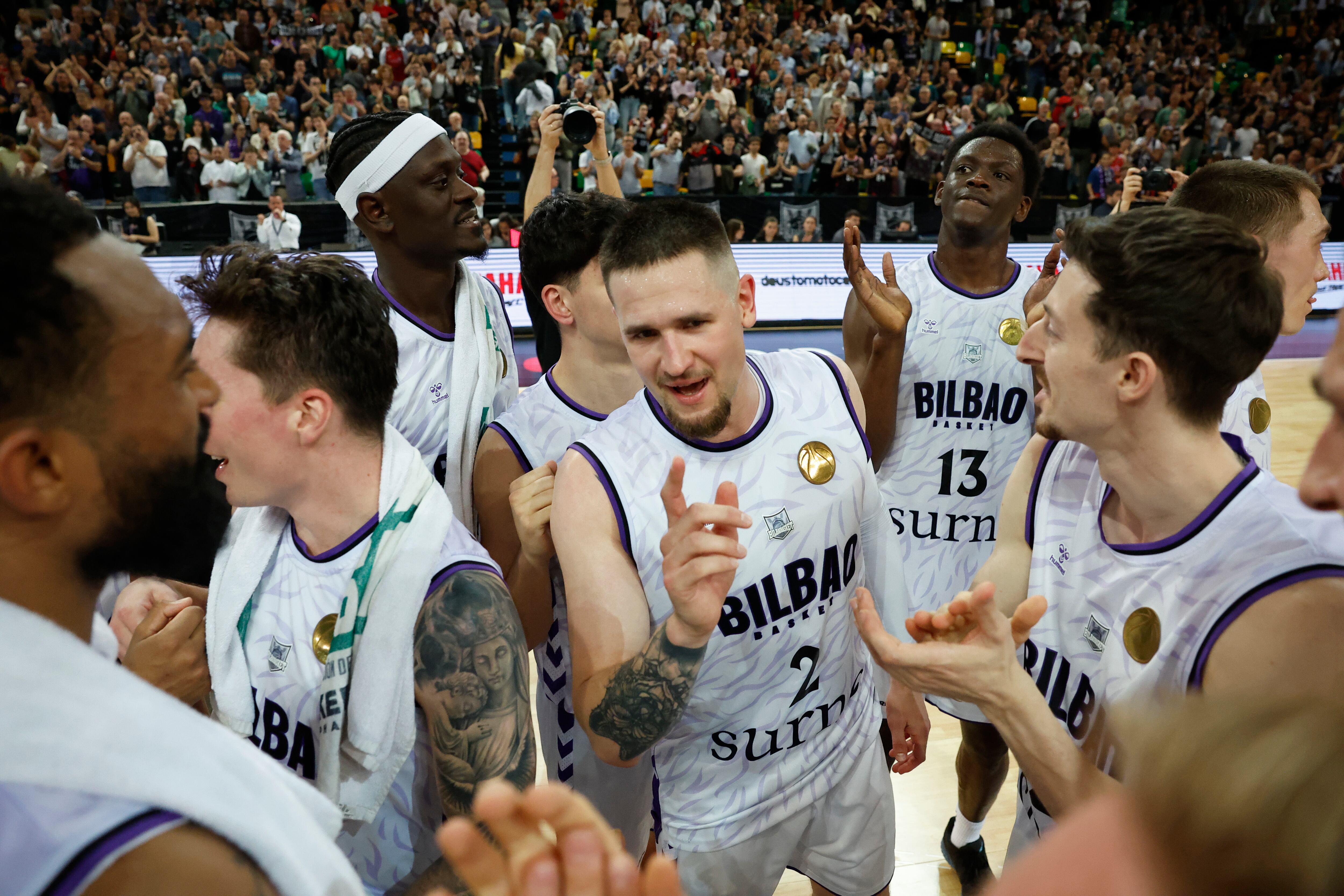 Los jugadores del Bilbao Basket celebran la victoria ante el Szombathely húngaro