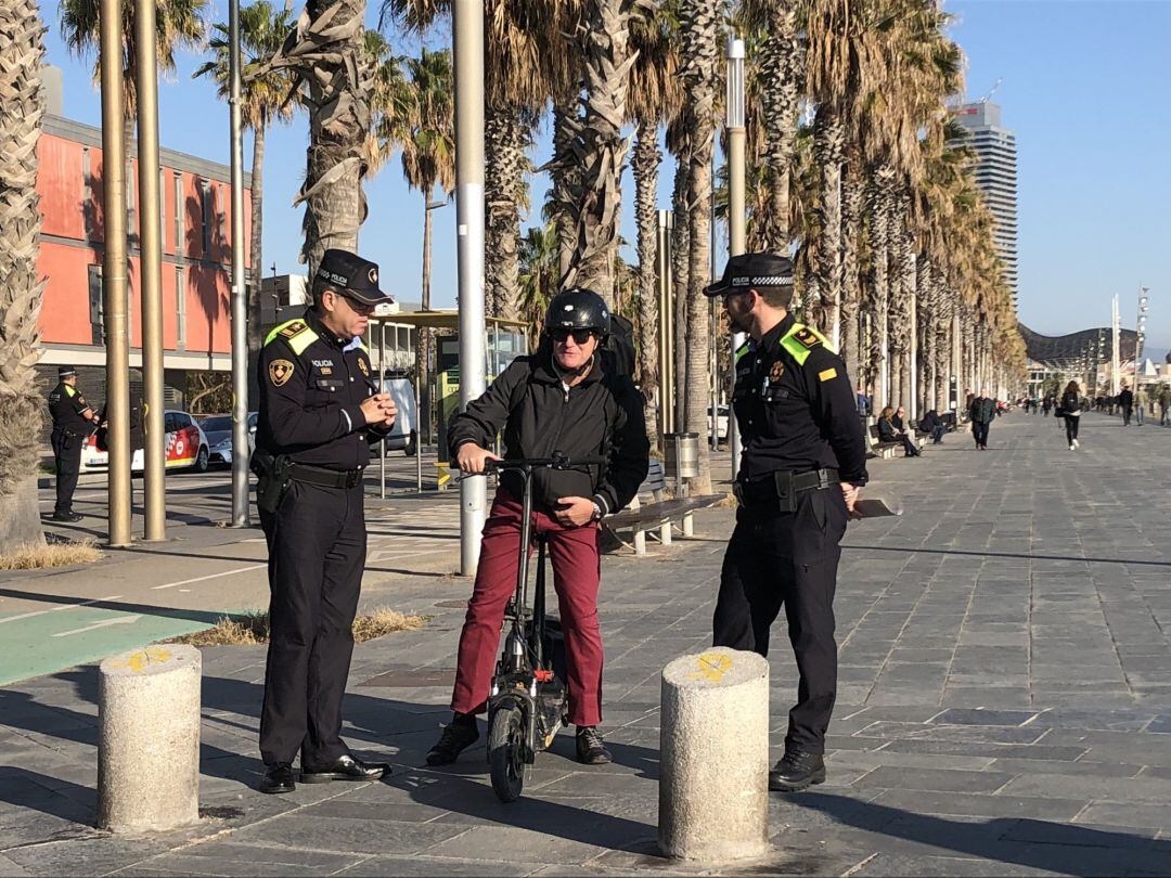 Un usuario de patinete eléctrico