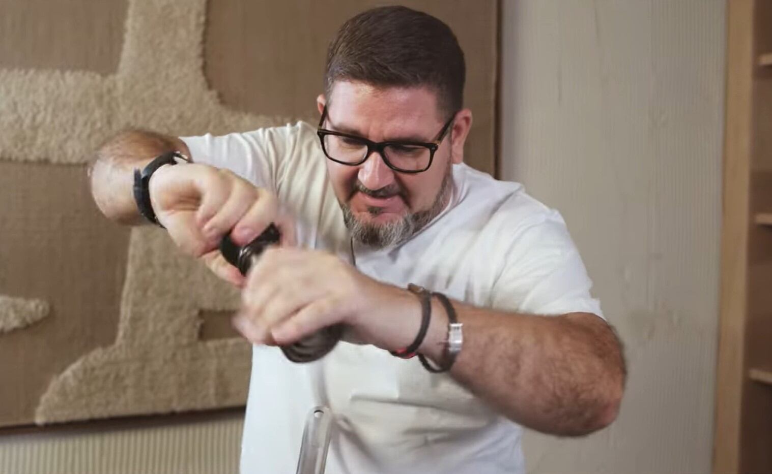 Dani García, cocinando alcachofas con morcilla y garbanzos.