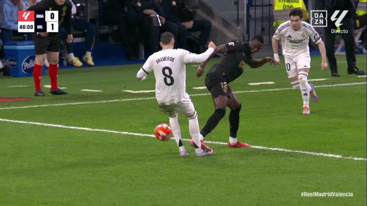 Entrada de Umar Sadiq sobre Fede Valverde