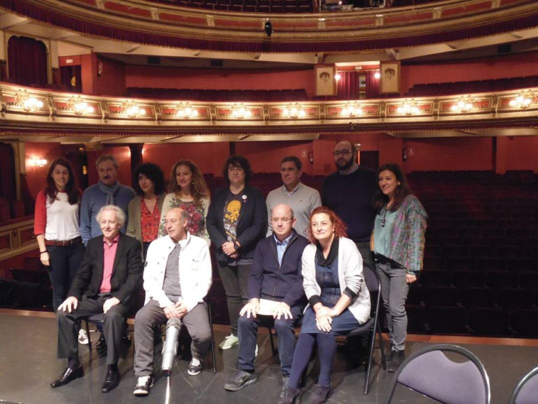 Parte de los protagonista de la gala del centenario dle Teatro Principal con su director Mikel Gómez de Segura a la cabeza.