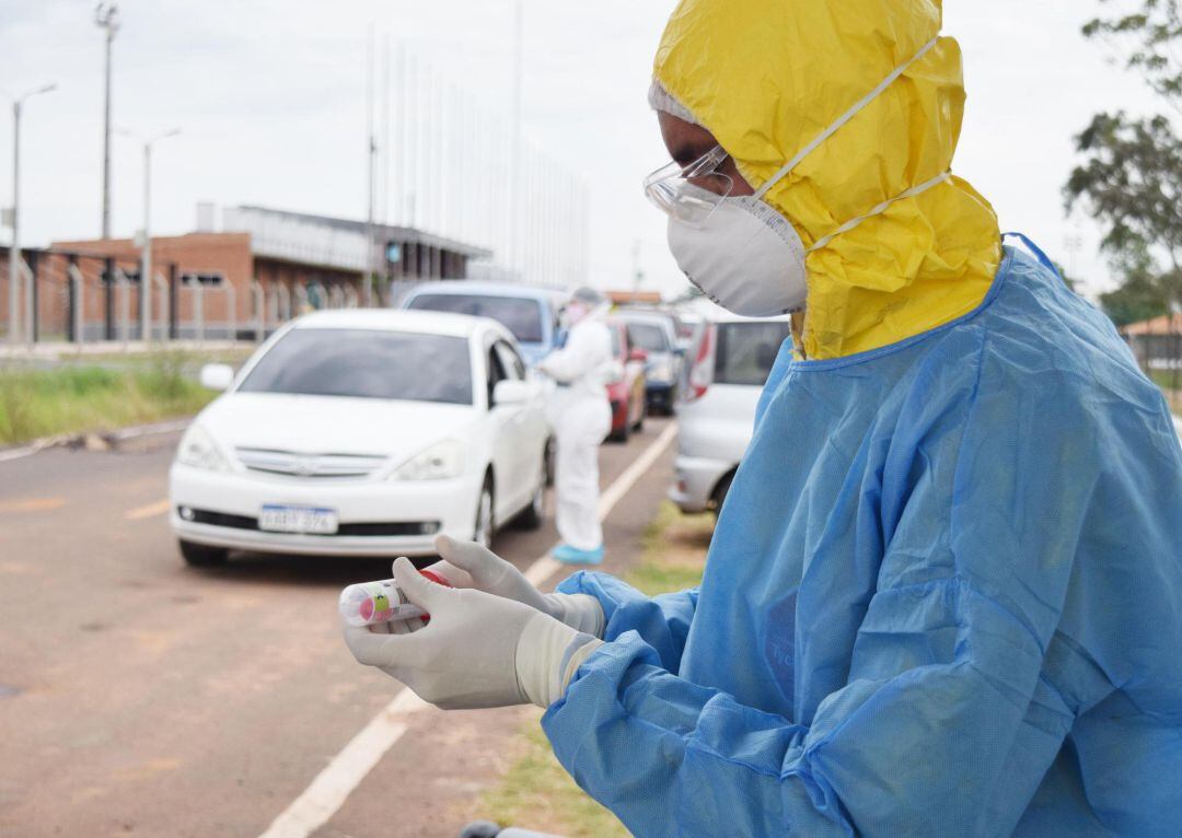 Una sanitaria, con una prueba de coronavirus.