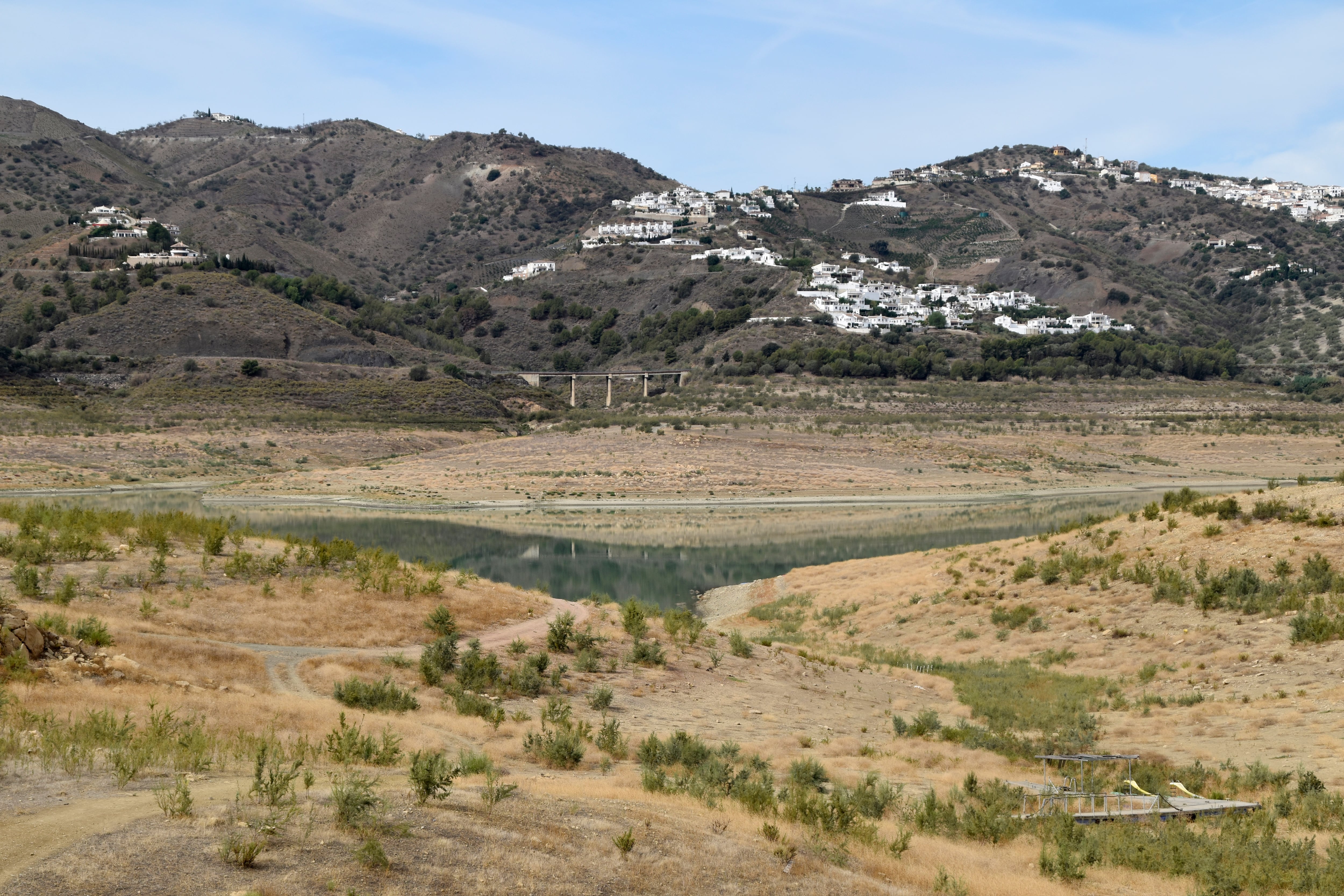 GRAFAND4924. LA VIÑUELA (MÁLAGA), 11/09/2023.- Vista de La Viñuela, el mayor embalse de Málaga, del que bebe la comarca de la Axarquía y que vive una situación agónica tras cinco años de persistente sequía, algo que solo un otoño lluvioso, como prevén algunos modelos meteorológicos y esperan los municipios de la región. EFE/ Irene Martín Morales
