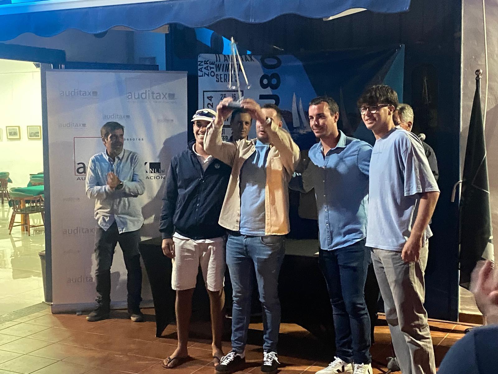 La tripulación del Brito Hostelería Sailing Team con el Trofeo Auditax Winter Series J80.