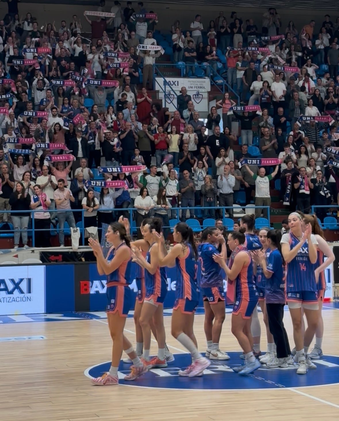 Las jugadoras del Baxi se despiden de la afición este sábado en A Malata (foto: Cadena SER)