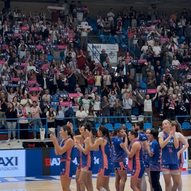 Las jugadoras del Baxi se despiden de la afición este sábado en A Malata (foto: Cadena SER)