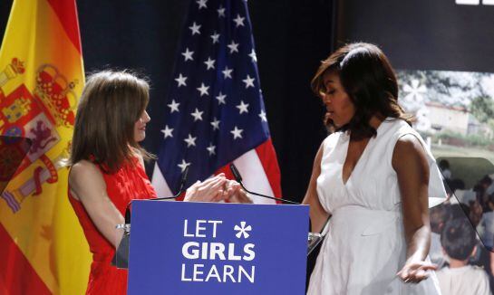 La reina Letizia saluda a la primera dama de EEUU, Michelle Obama.