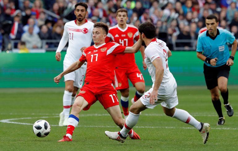 Aleksandr Golovin, en acción durante un partido entre Rusia y Turquía.