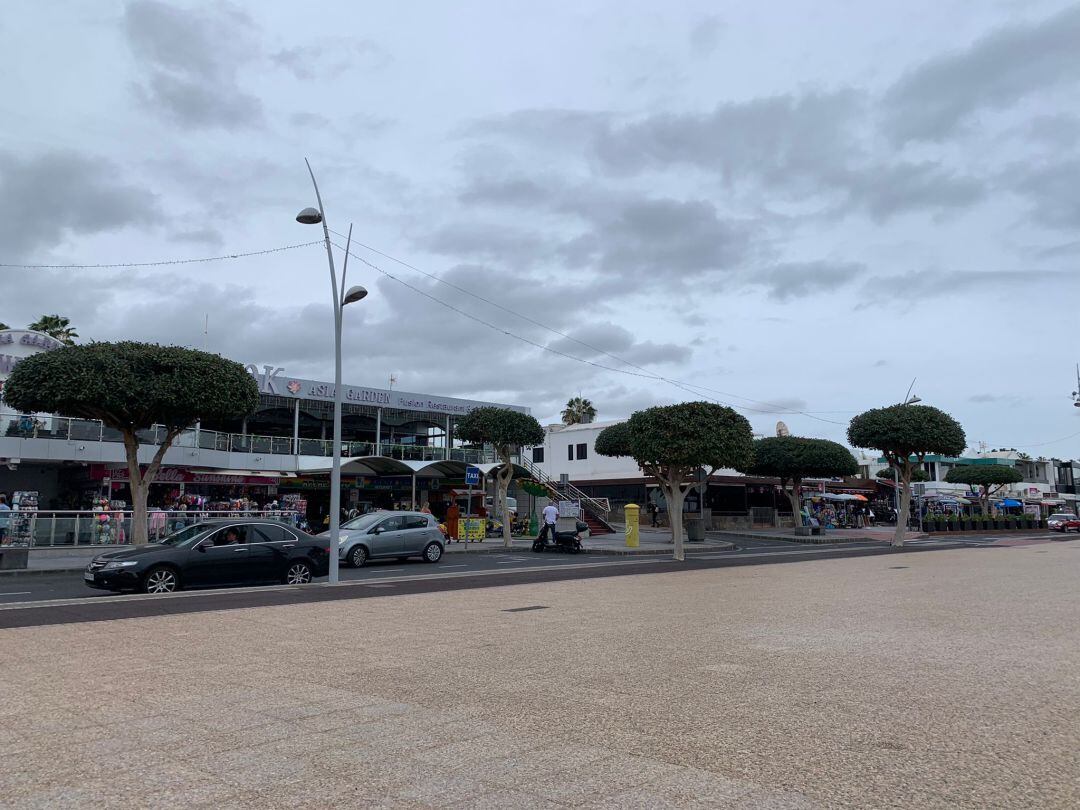 Avenida de Las Playas en Puerto del Carmen, municipio de Tías.