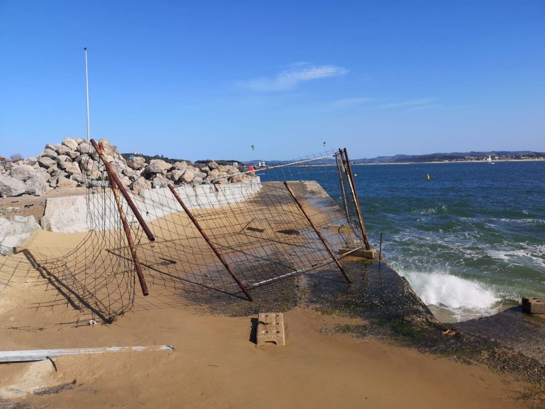 Material del segundo espigón que no se ha llegado a construir en la playa de Peligros, en Santander