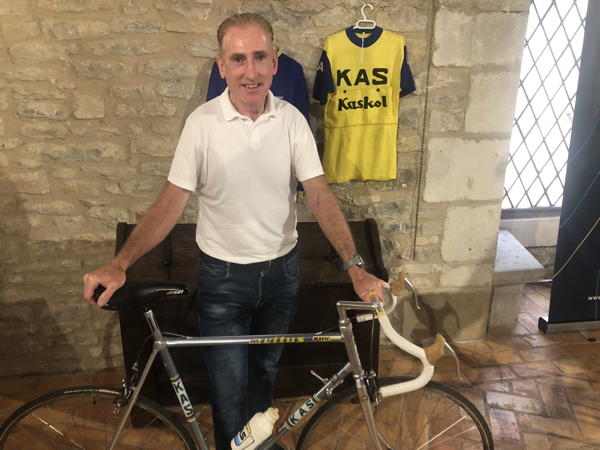 Sean Kelly junto a su antigua bicicleta