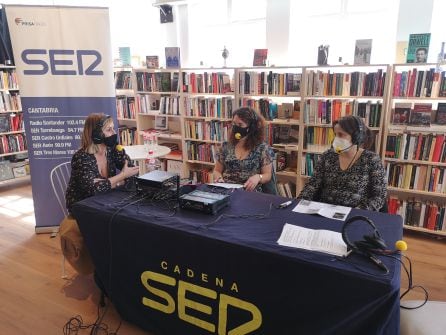 Yolanda Gómez de la Biblioteca responsale de la municipal de Santander y  Ana Ara Escagedo bibliotecaria en la Biblioteca de los Corrales de Buelna.