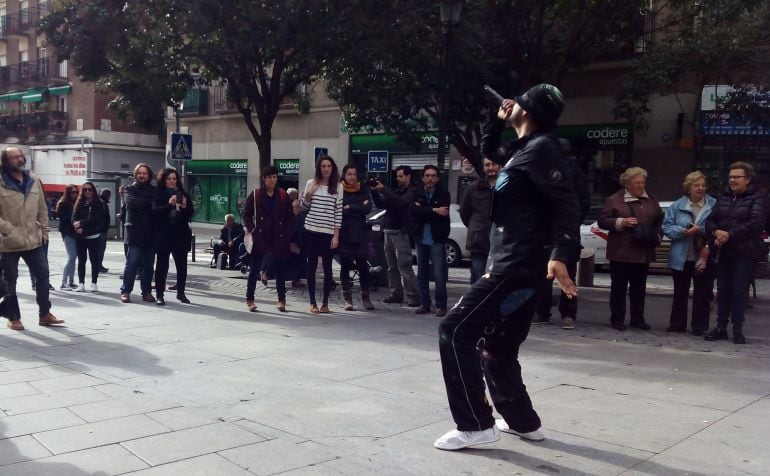 El Creador Infinito, actuando en la plaza de Lavapiés. 