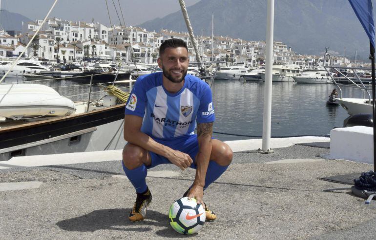 El delantero Borja Bastón posa durante su presentación en el puerto de Marbella 