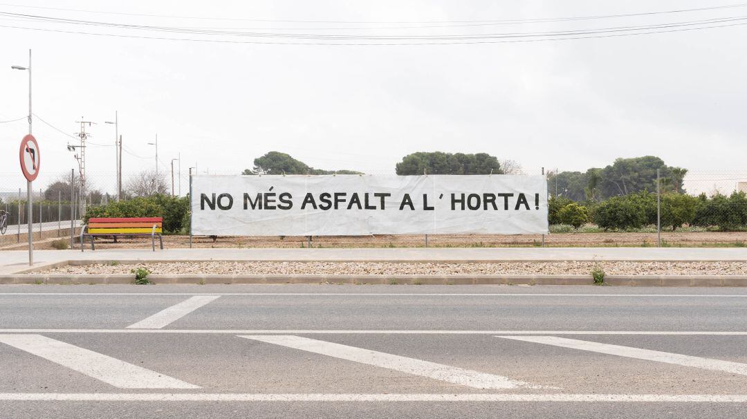 Las asociaciones ecologistas han colgado una pancarta para reivindicar su oposición al proyecto de la Diputación de València.