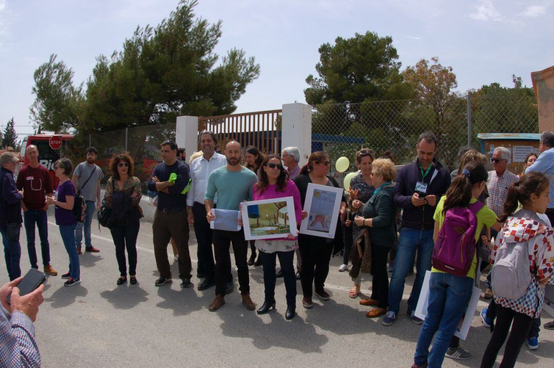 La comunidad educativa del CEIP La Cañada del Fenollar vuelve a concentrarse para pedir que se inicien las obras del nuevo colegio