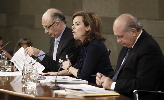 La vicepresidenta del Gobierno, Soraya Sáenz de Santamaría, y los ministros, del Interior, Jorge Fernández-Díaz, y de Hacienda, Cristóbal Montoro, tras la reunión del Consejo de Ministros