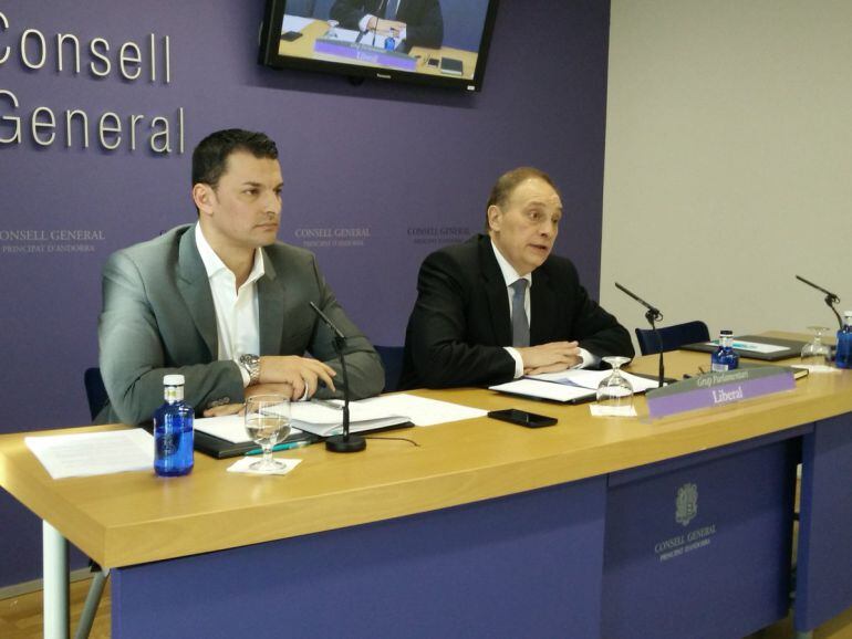 El president i vicepresident del grup parlamentaria liberal, Josep Pintat (d) i Jordi Gallardo (e) durant la roda de premsa d'avui per valorar el marc institucional de l'acord d'associació amb la UE presentat ahir pel Govern.