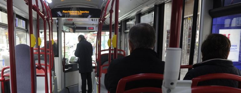 Interior de un bus urbano