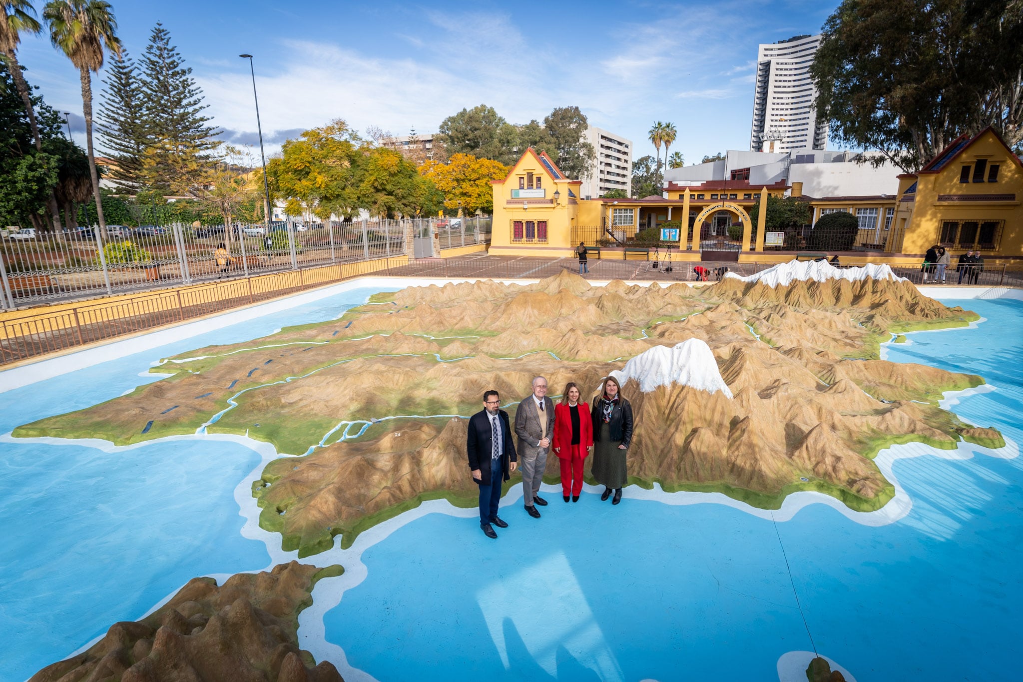 El alcalde de Málaga, Francisco de la Torre, junto a la concejala delegada de Educación, María Paz Flores, y el concejal delegado de Palma Palmilla, Francisco Pomares, ha visitado hoy las instalaciones, tras la finalización de las obras que se iniciaron en el mes de mayo