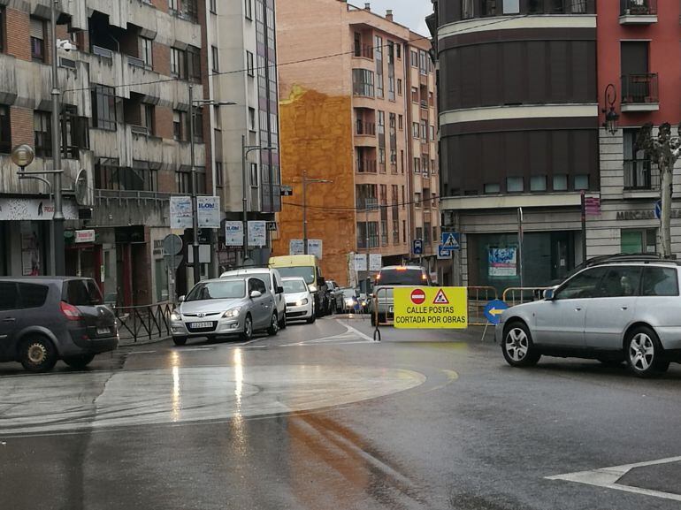 Los atascos en la rotonda de los Jardines de Don Diego son frecuentes en hora punta desde que comenzaron las obra de la Banca Pecho