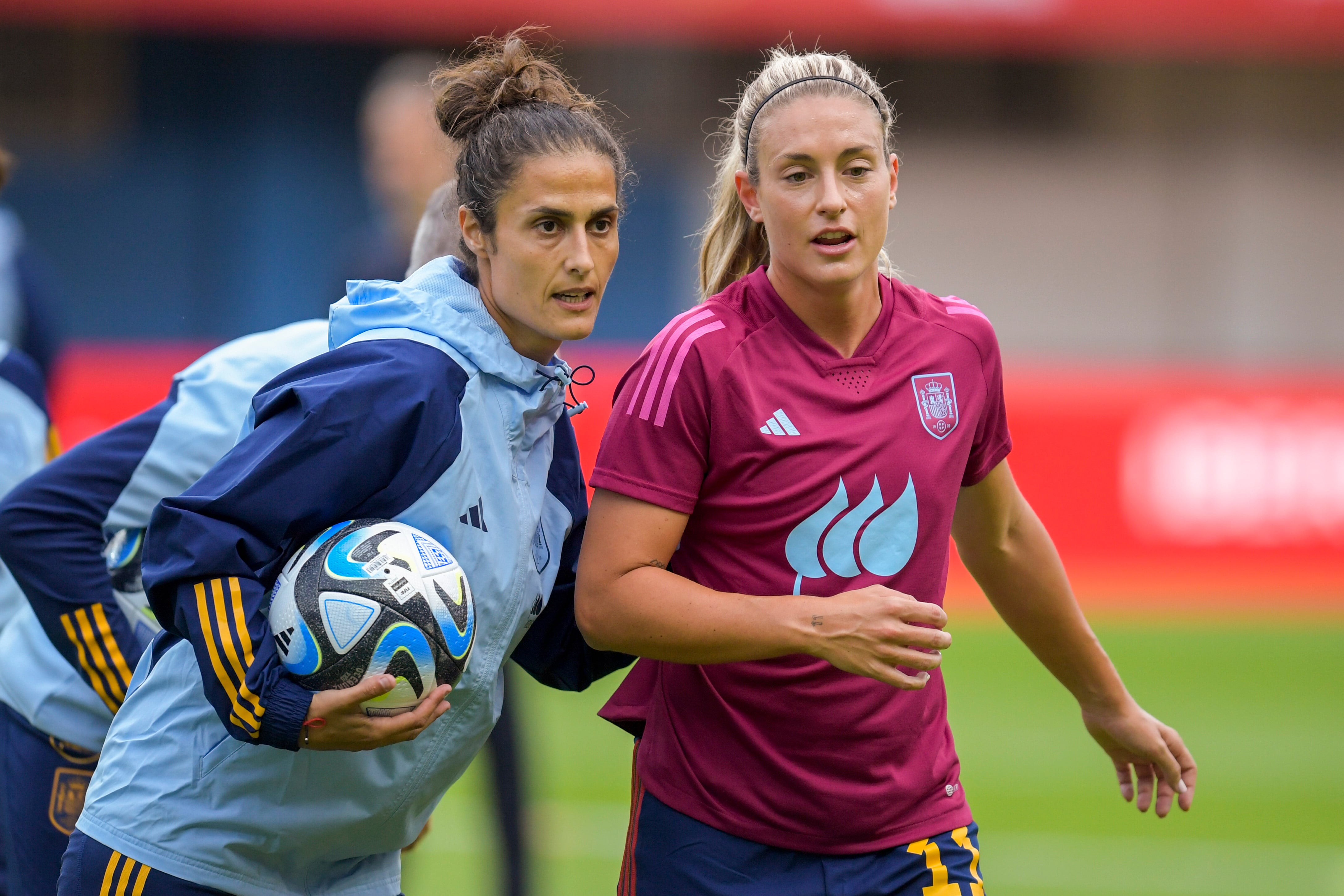 Montsé Tomé y Alexia Putellas en la selección femenina de fútbol.-EFE/ Eloy Alonso