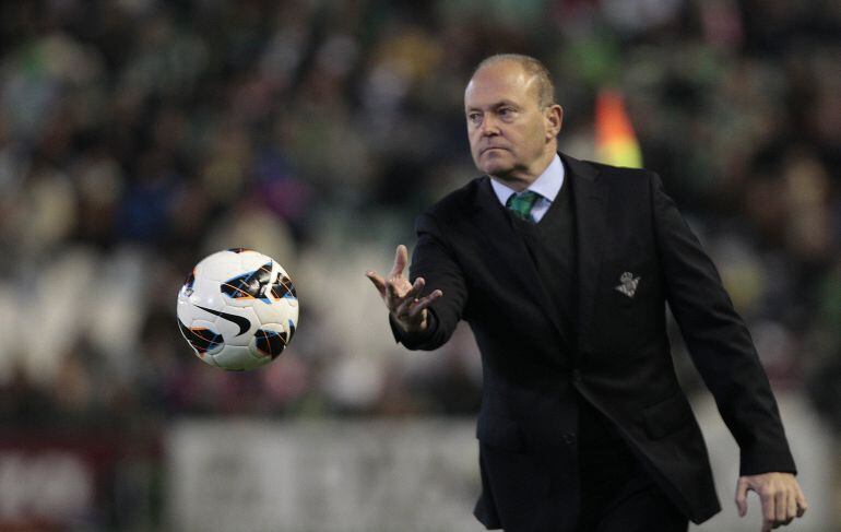 Pepe Mel, durante un partido con el Betis