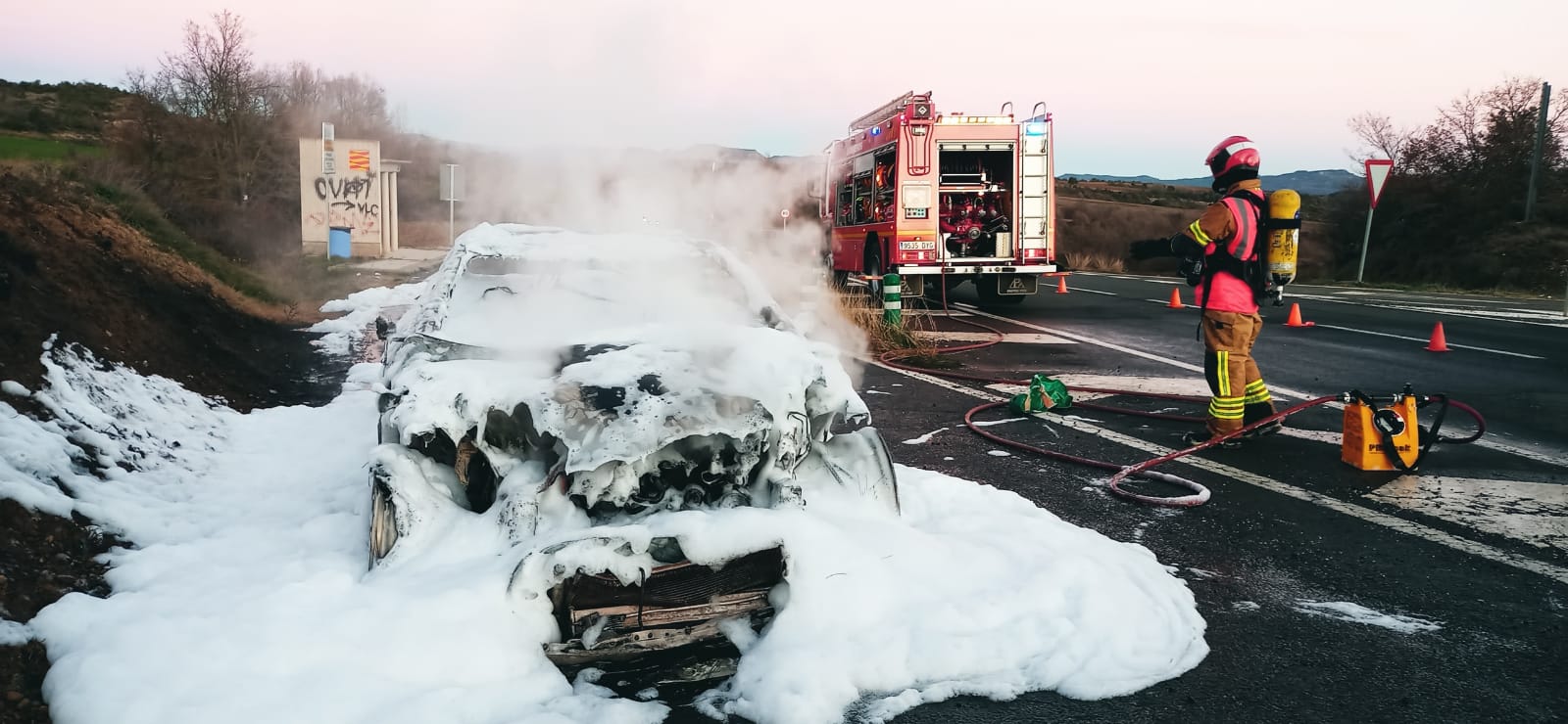 Miembros del SPEIS sofocando un coche en Benabarre