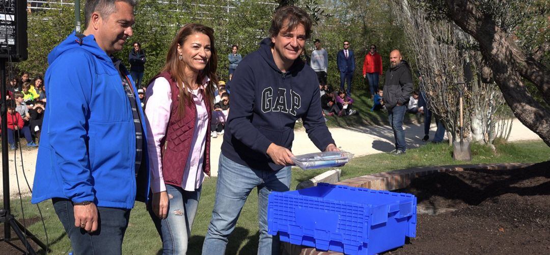 Javier Ayala con la cápsula del tiempo