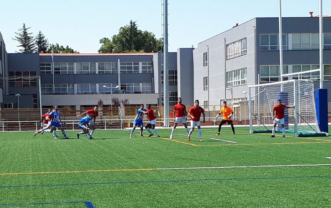 Imagen del encuentro que ambas equipos disputarón hace unas jornadas en el campo de San Amaro.