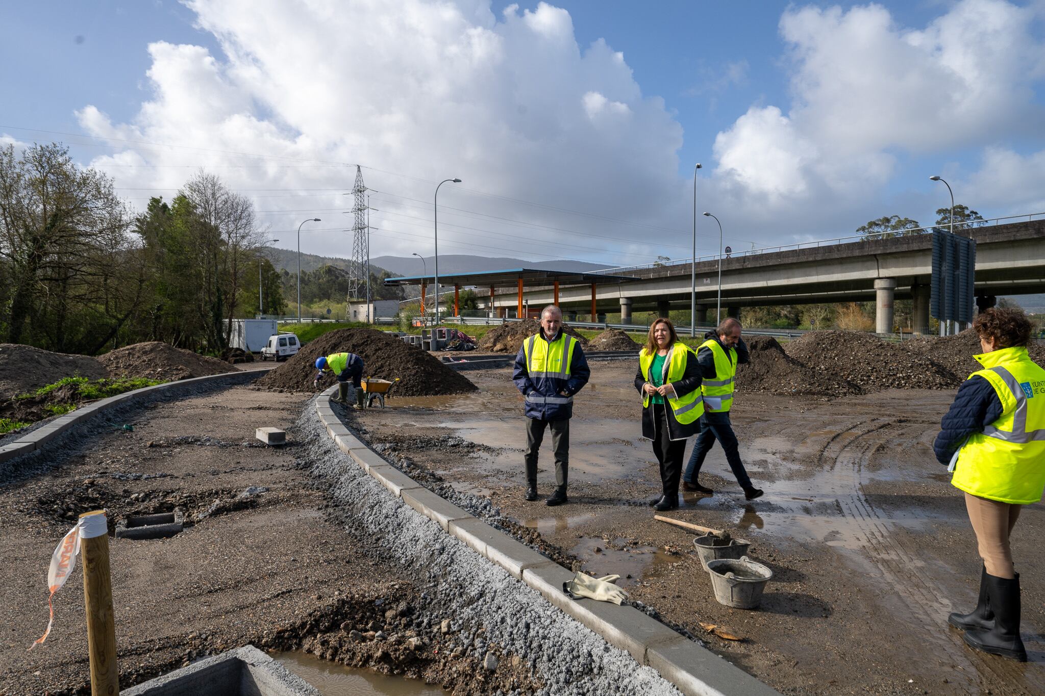 La delegada de la Xunta, Ana Ortiz, ha visitado las obras del nuevo aparcamiento disuasorio.