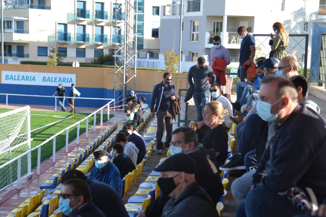 Aficionados en el campo Diego Mena.