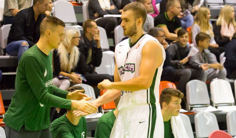 La pasada campaña promedió 17 puntos y 10,9 rebotes en los 39 partidos disputados entre la Liga Báltica y la liga de Letonia.