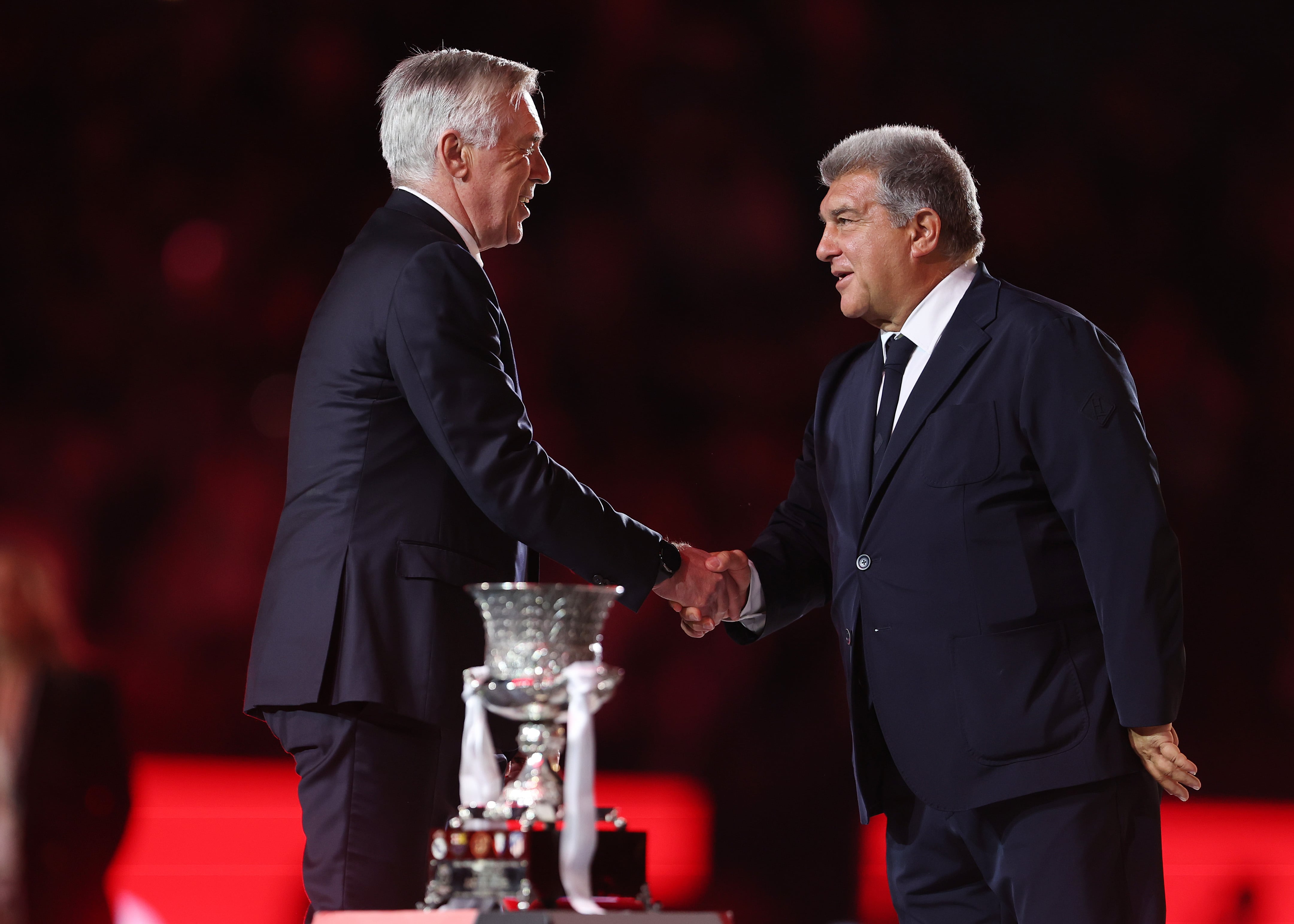 Joan Laporta felicita al entrenador del Real Madrid, Carlo Ancelotti, tras el partido de la final de la Supercopa de España