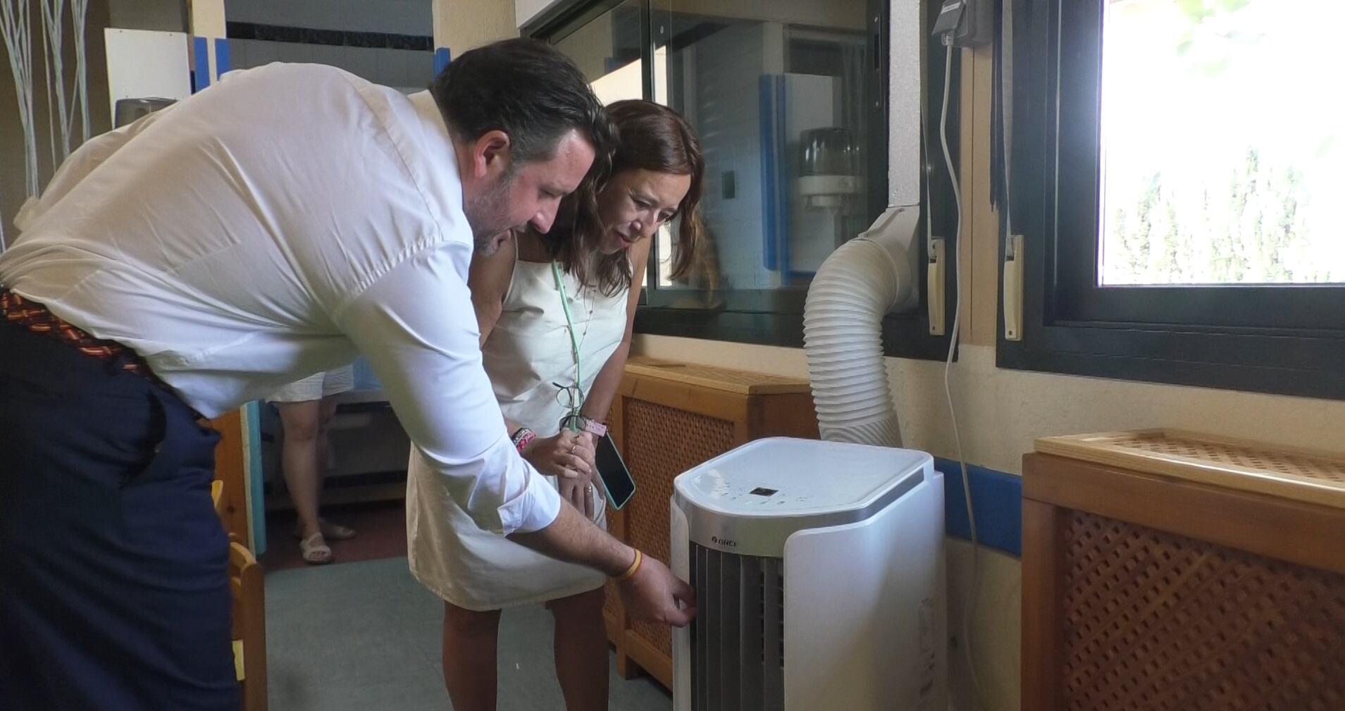 El alcalde, Pablo Ruz, viendo un aire acondicionado