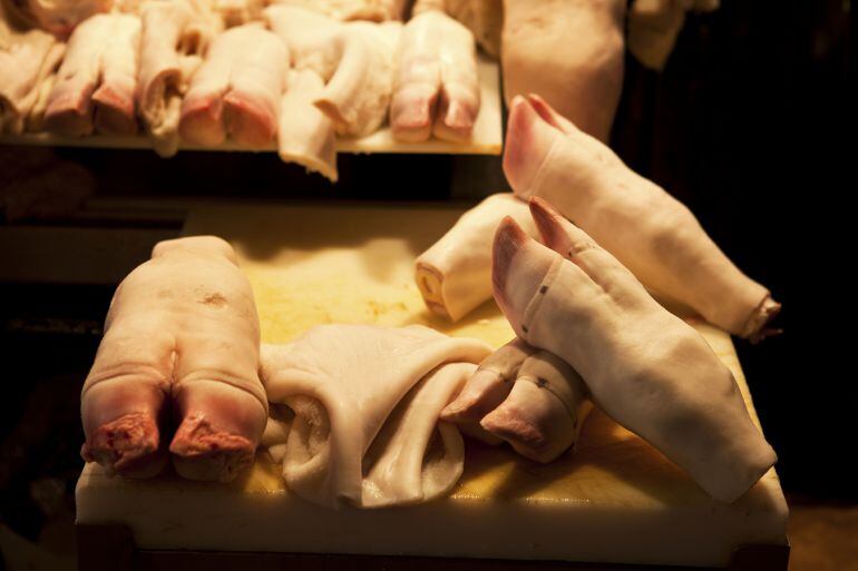 Patas y estómago de cerdo.