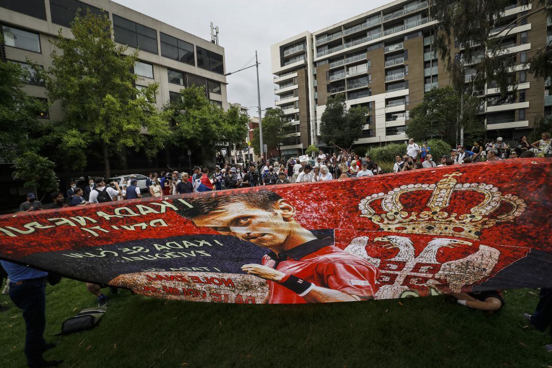 Los fanáticos del serbio y los manifestantes contra la vacunación se ven afuera del Park Hotel en Melbourne, Australia