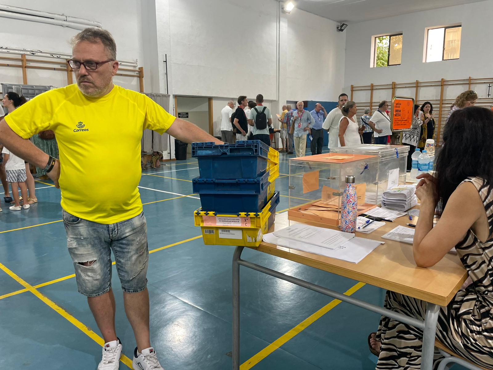 El voto por correo llega a un colegio electoral en València
